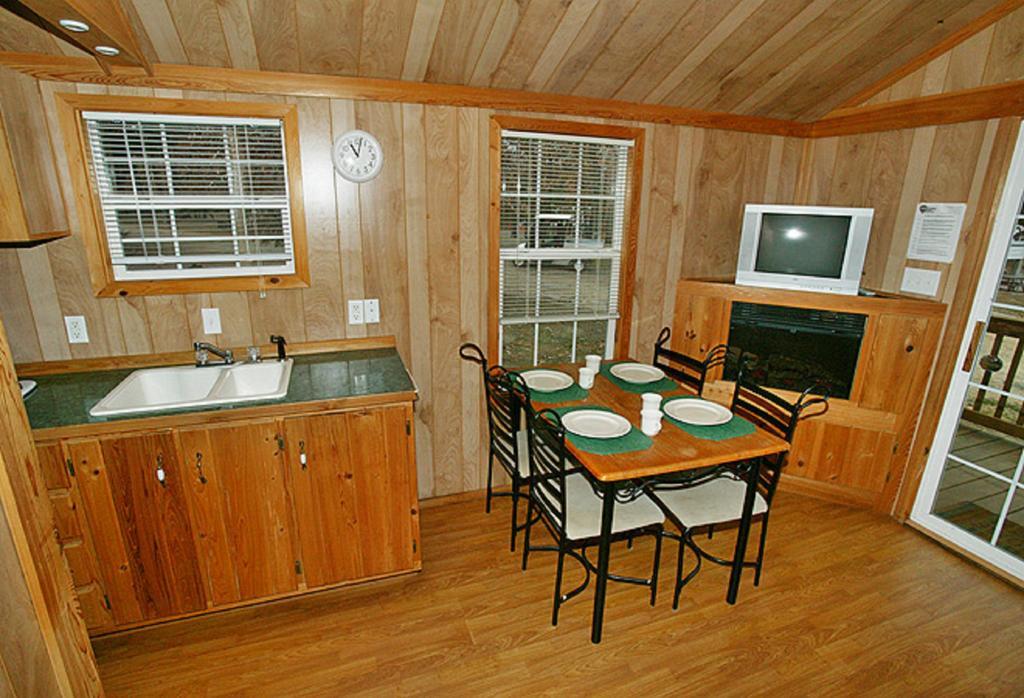 Arrowhead Camping Resort Deluxe Cabin 4 Douglas Center Экстерьер фото